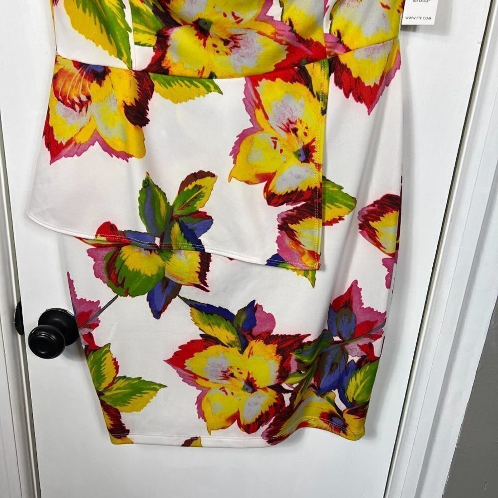 Fashion To Figure Strapless Floral Peplum Dress White Tropical Print Size 1x Nwt — image 4 of 8